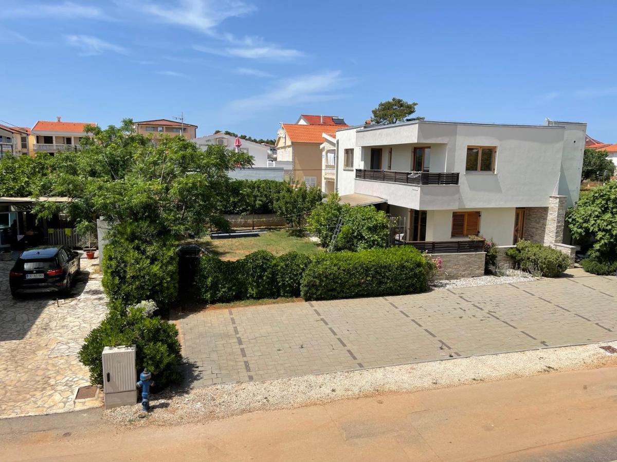 Apartments Villa Engeli Vir Buitenkant foto