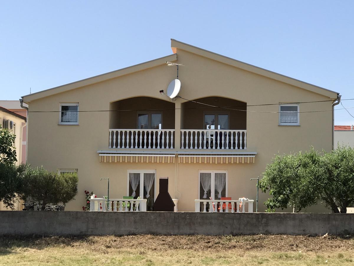 Apartments Villa Engeli Vir Buitenkant foto