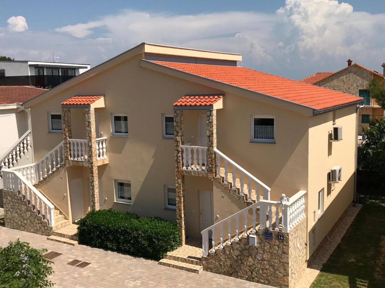 Apartments Villa Engeli Vir Buitenkant foto