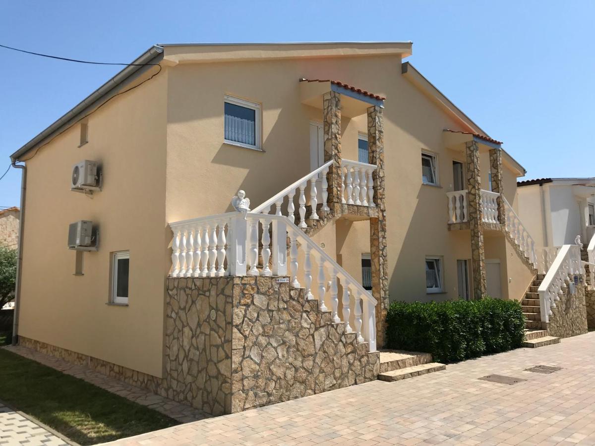Apartments Villa Engeli Vir Buitenkant foto